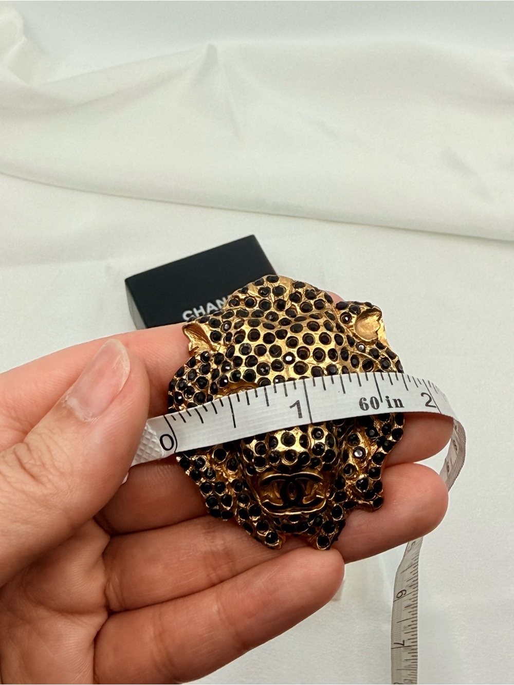 Chanel Vintage 2001 Leopard Head Black Crystals Logo CC Gold Brooch - Picture 9 of 10